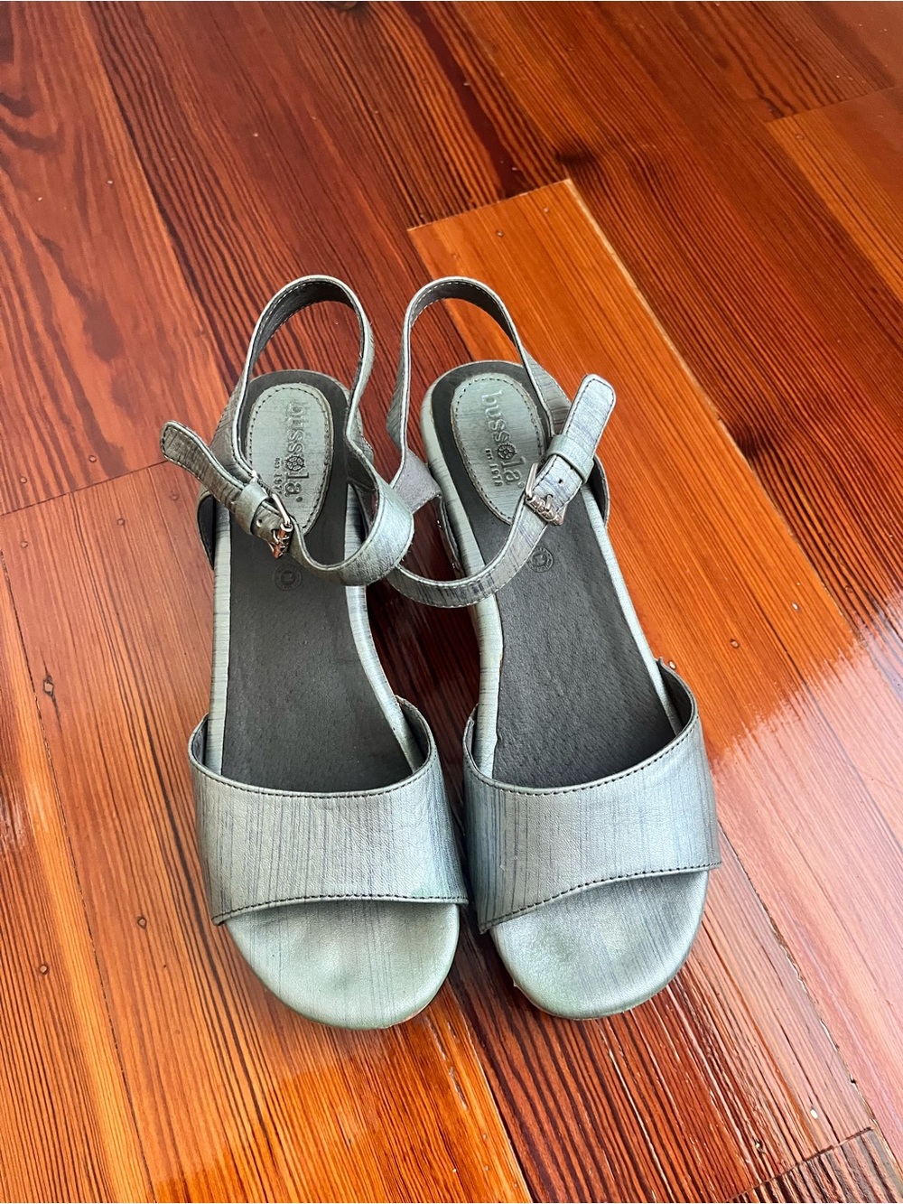 BUSSOLA oxy metal gray + cork wedges